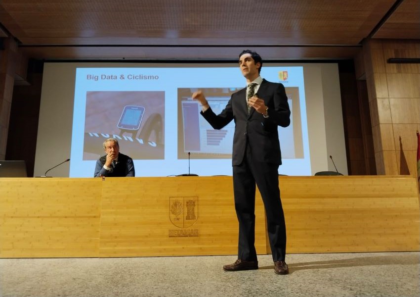 Conferencia Profesional de Jorge Cubero Análisis de datos para el deporte profesional. 
Ciclismo profesional & Big Data en Retamar Formación Profesional 