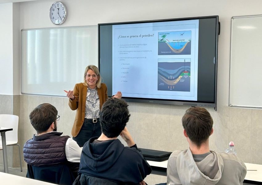 Macarena geóloga en encuentros con Profesionales de Retamar FP